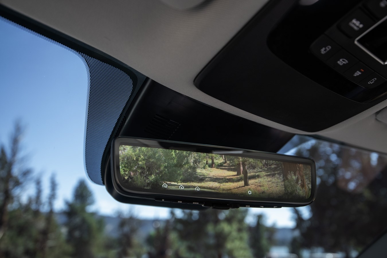 Rétroviseur central du Kia Carnival 2025.