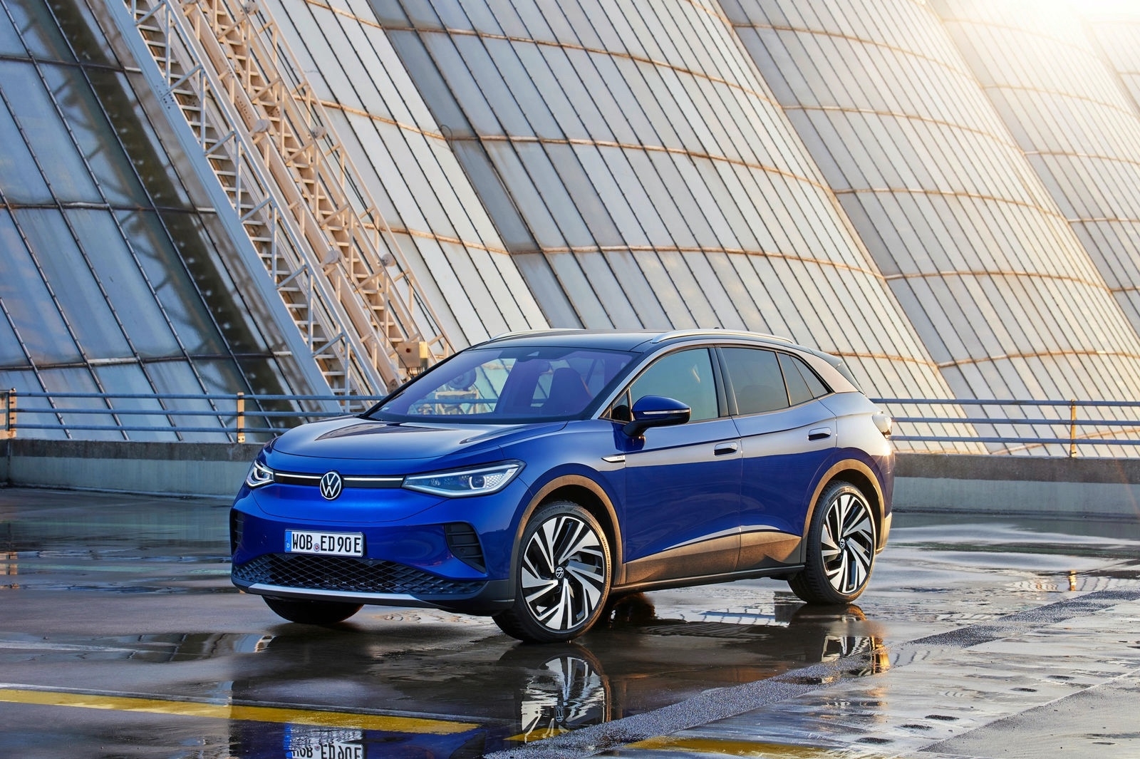 Volkswagen ID.4 2025 sur route, un VUS familial électrique au style contemporain.