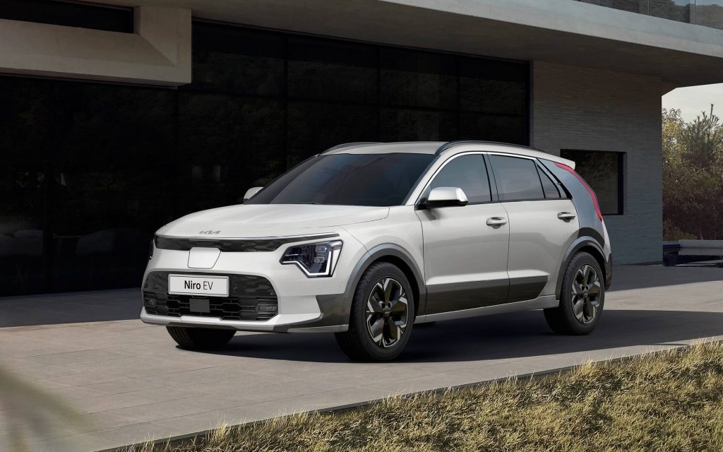 Kia Niro 2023 blanc de profil avant 3/4