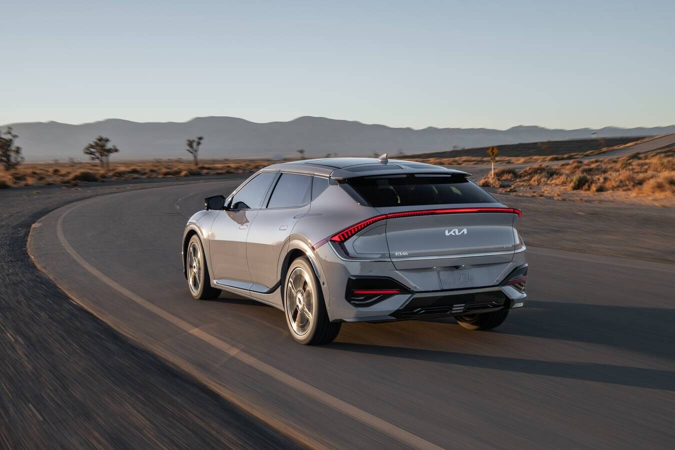 Vue latérale et 1/4 arrière du Kia EV6 2025 à l'extérieur.
