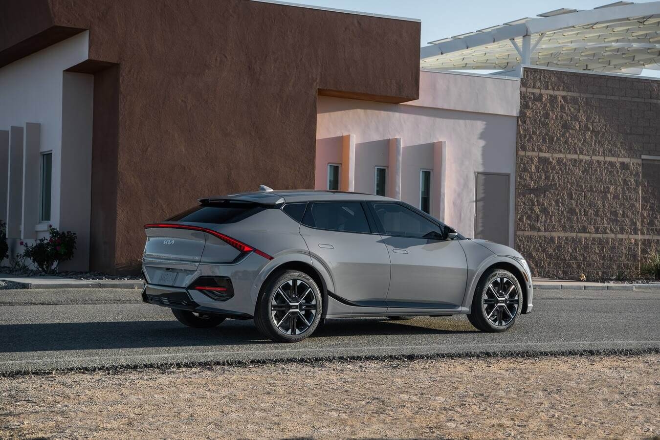 Un design moderne et aguichant du Kia EV6 2025 garé à l'extérieur.