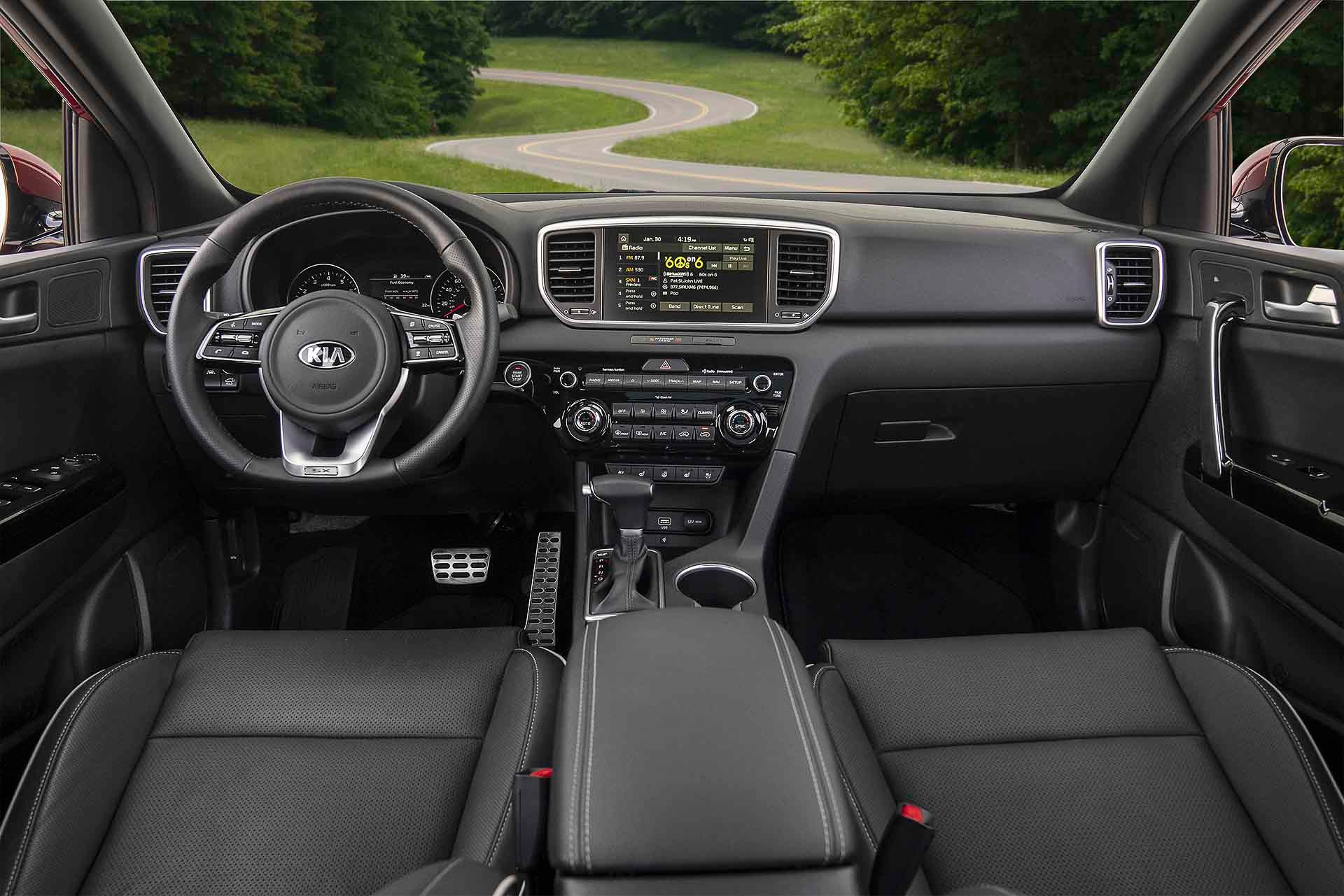 vue de la planche de bord, du volant et de la console centrale à bord du Kia Sportage 2022