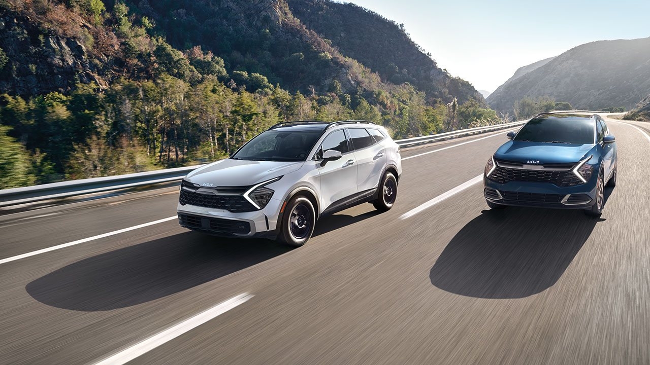 Deux Kia Sportage 2025 roulant sur une grande route.