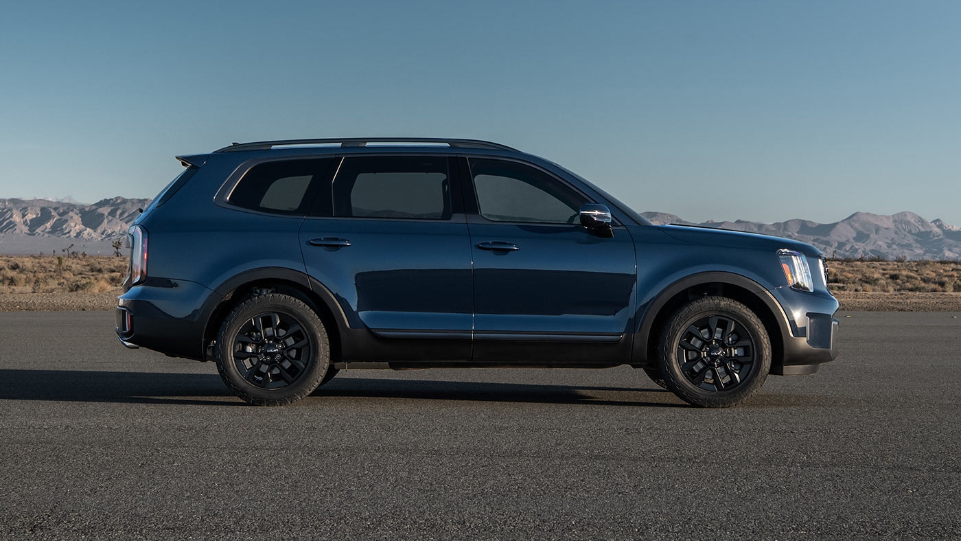 Vue latérale du Kia Telluride 2024 garé à l'extérieur.