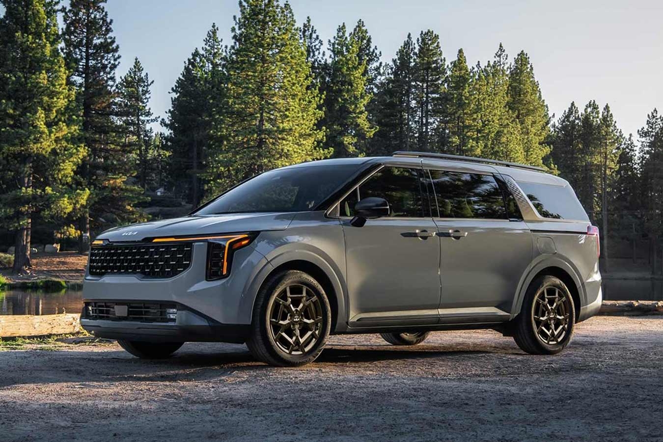 Vue 3/4 avant du Kia Carnival 2025 à l'extérieur.