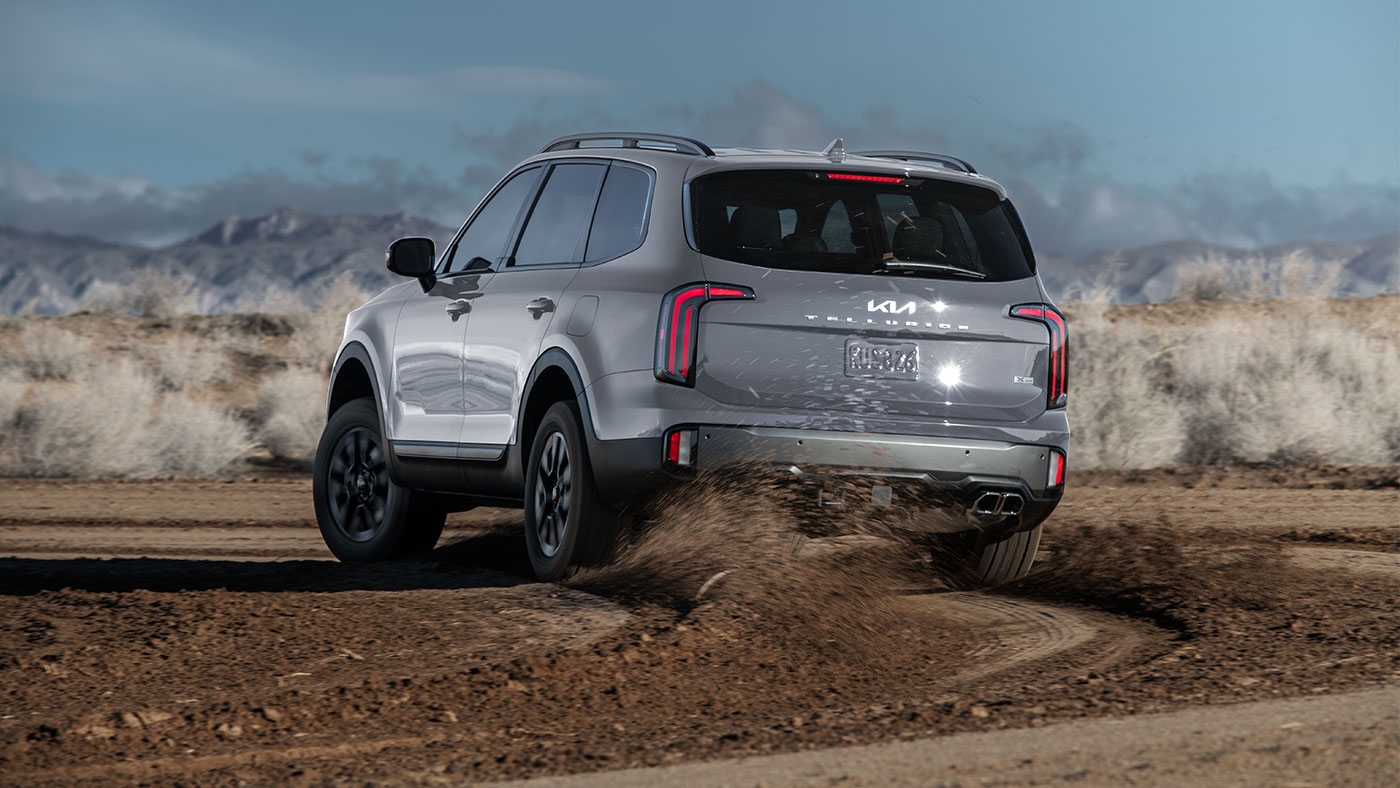 Vue 3/4 arrière du Kia Telluride 2024 en action.