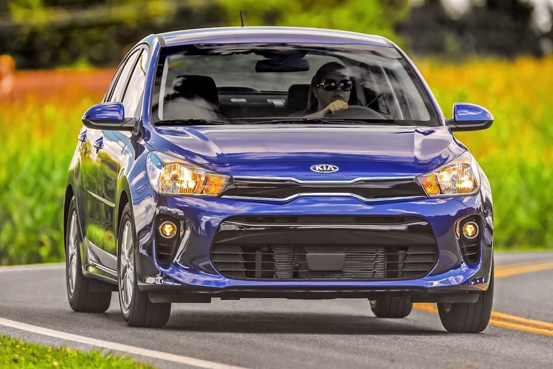 Vue avant du Kia Rio conduisant sur une rue.