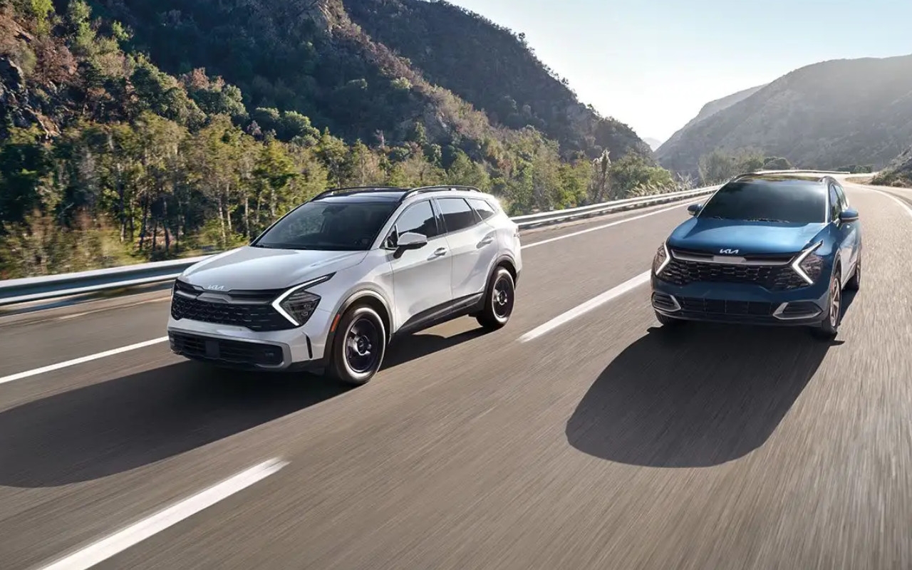 Deux VUS Kia Sportage 2025 conduisant sur une route.