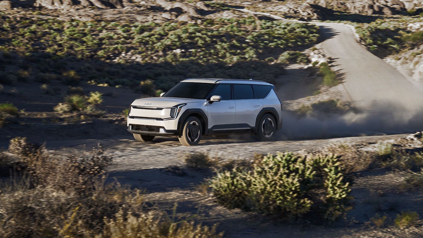 Vue latérale de la kia EV9 2025 sur route de sable