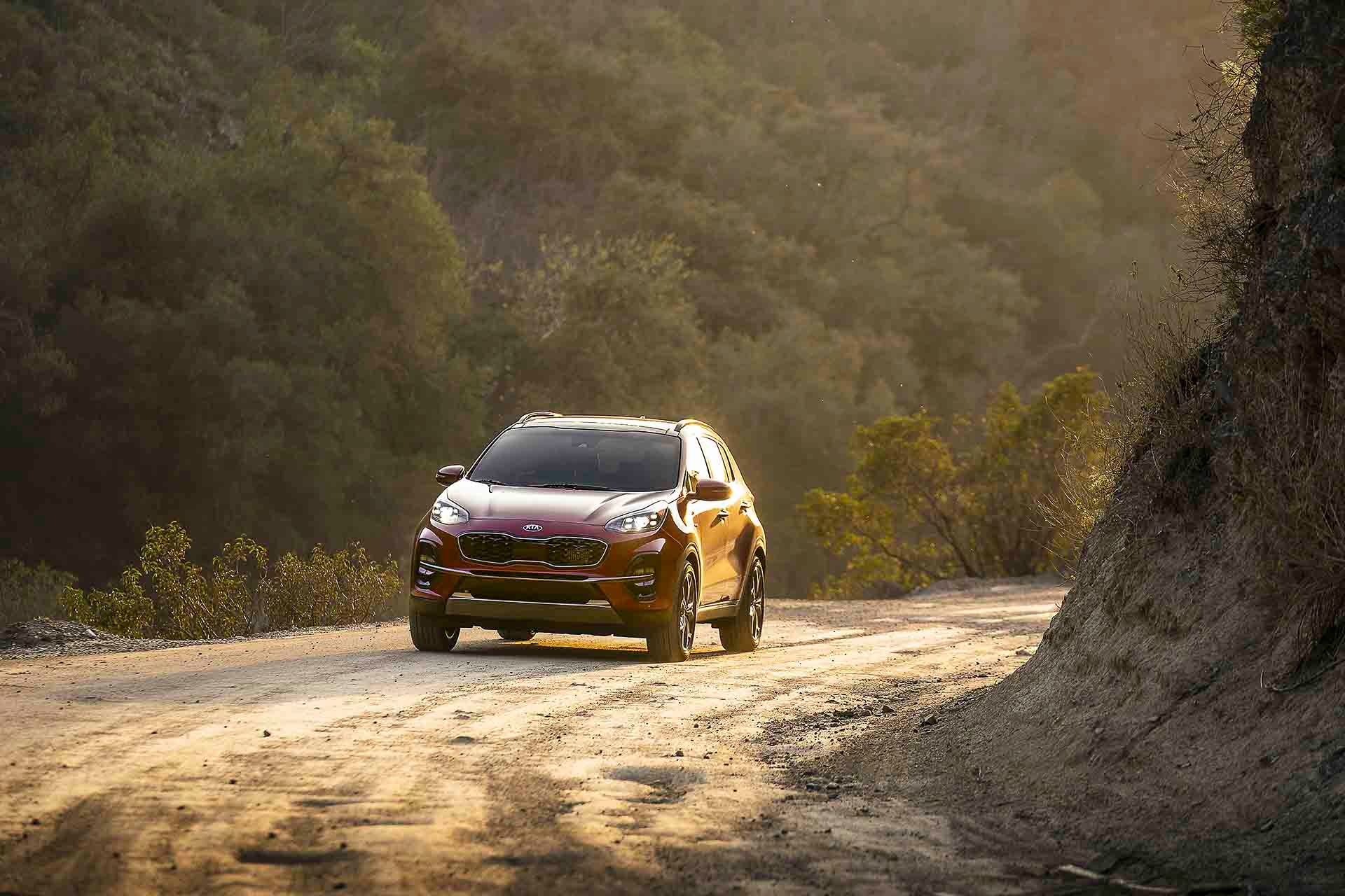 vue avant du Kia Sportage 2022 sur un sentier de terre