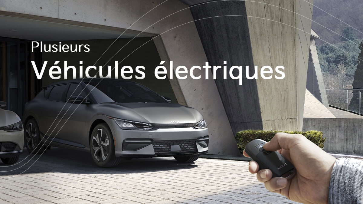 Kia EV6 grise avec une main tenant sa clé - véhicules électriques