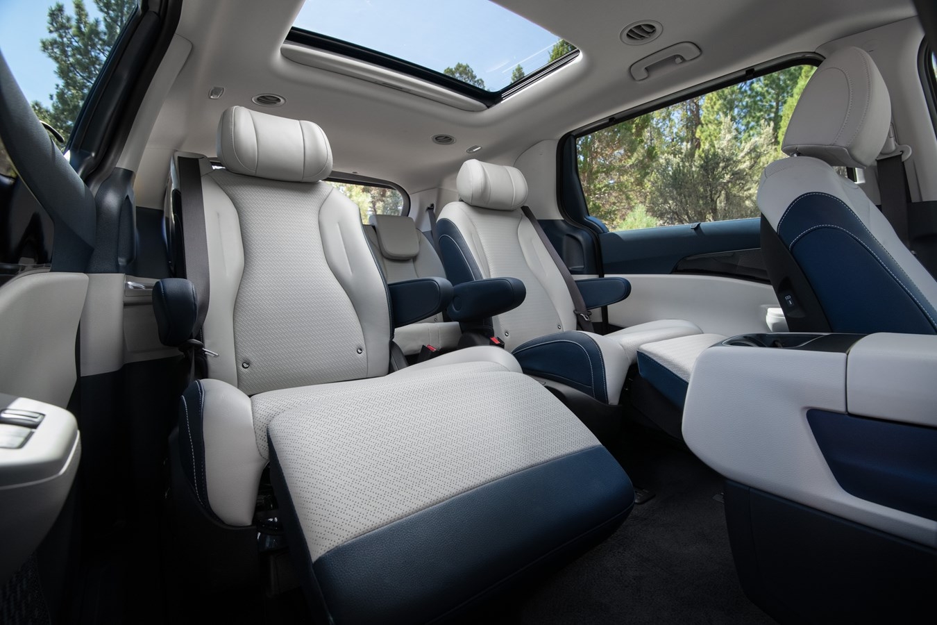Deuxième rangée de sièges relaxants du Kia Carnival 2025.