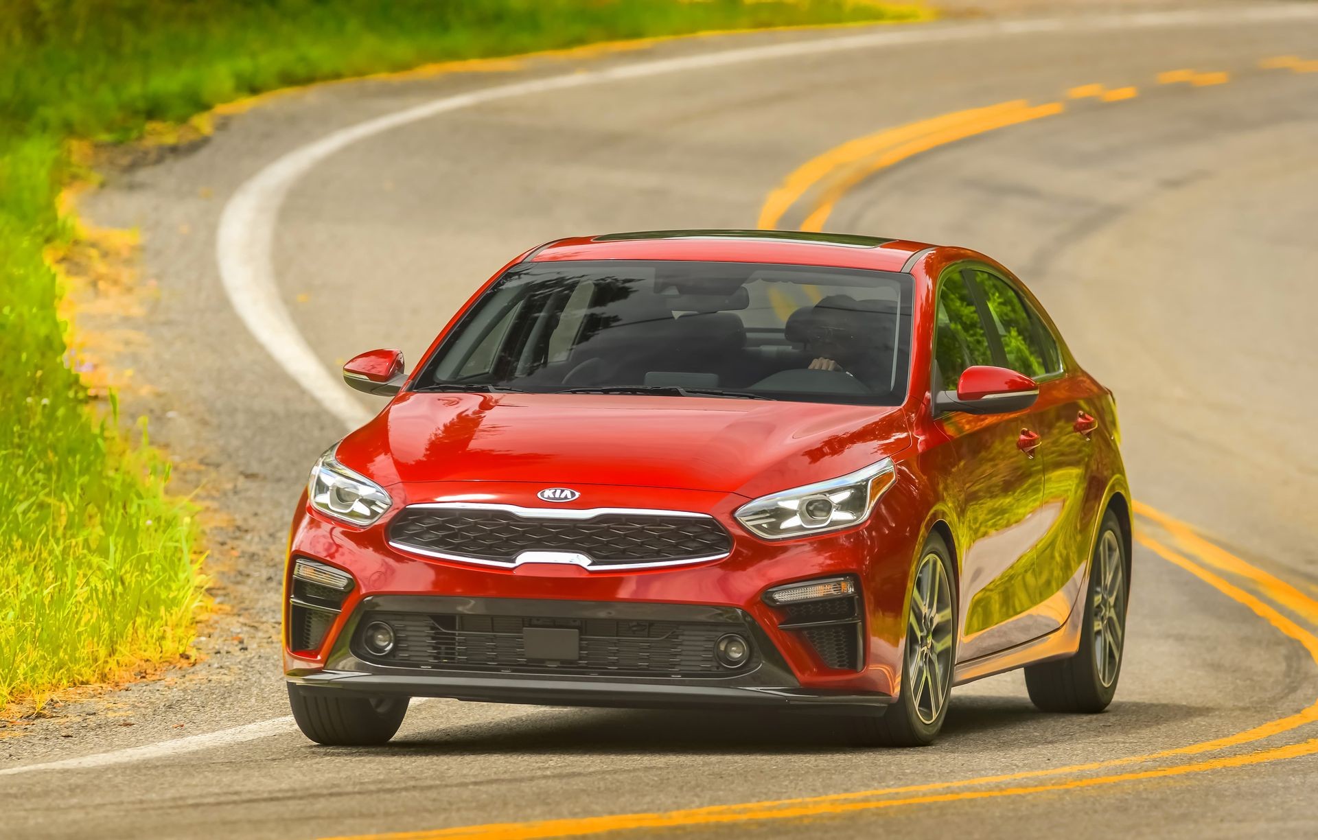 La VW Jetta 2019 rencontre la Kia Forte 2019 aux abords de Sherbrooke!