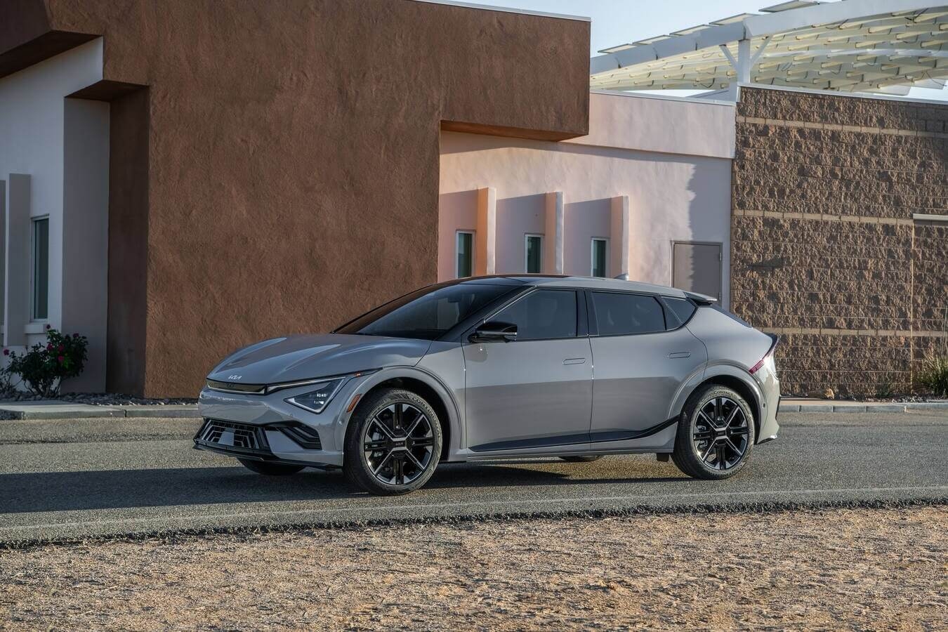 Vue 3/4 avant du Kia EV6 2025 roulant sur une grande route.