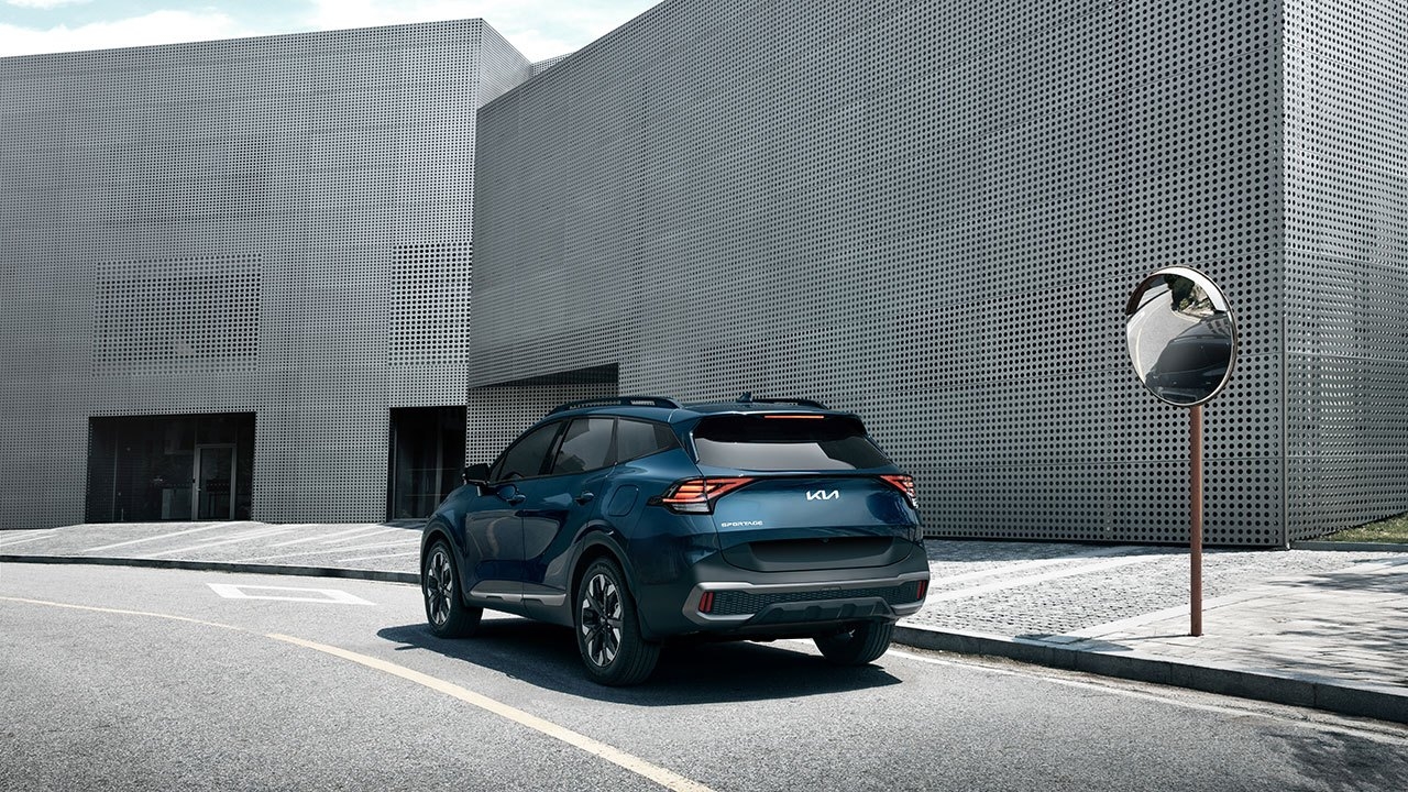 Vue 3/4 arrière du Kia Sportage 2025.